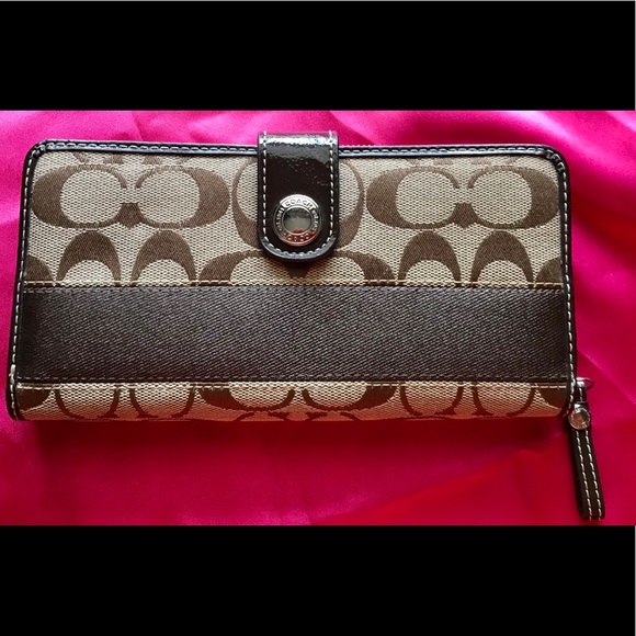 Coach Handbags - Coach Signature wallet